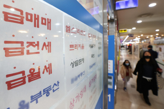 주택시장 거래 침체가 이어지는 가운데 이번주 서울 아파트 매매수급지수는 66.8로 지난주(67.9)보다 하락했다. 이는 2012년 7월 한국부동산원 조사 시작 이후 약 10년5개월 만에 최저 기록이다. 사진은 2일 서울의 한 부동산중개업소에 붙은 '급매' 연합뉴스